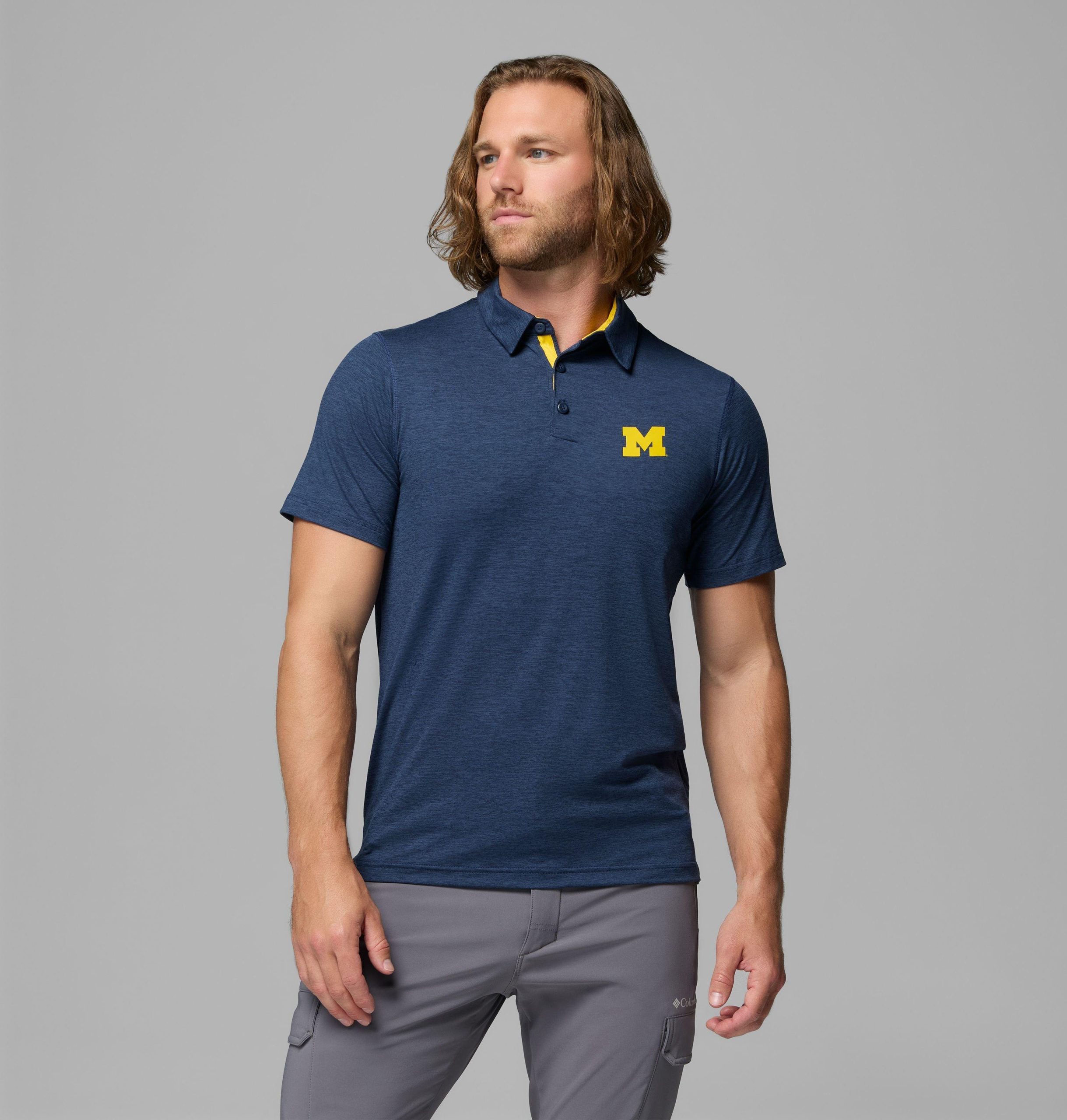 herren collegiate tech trail polo - michigan