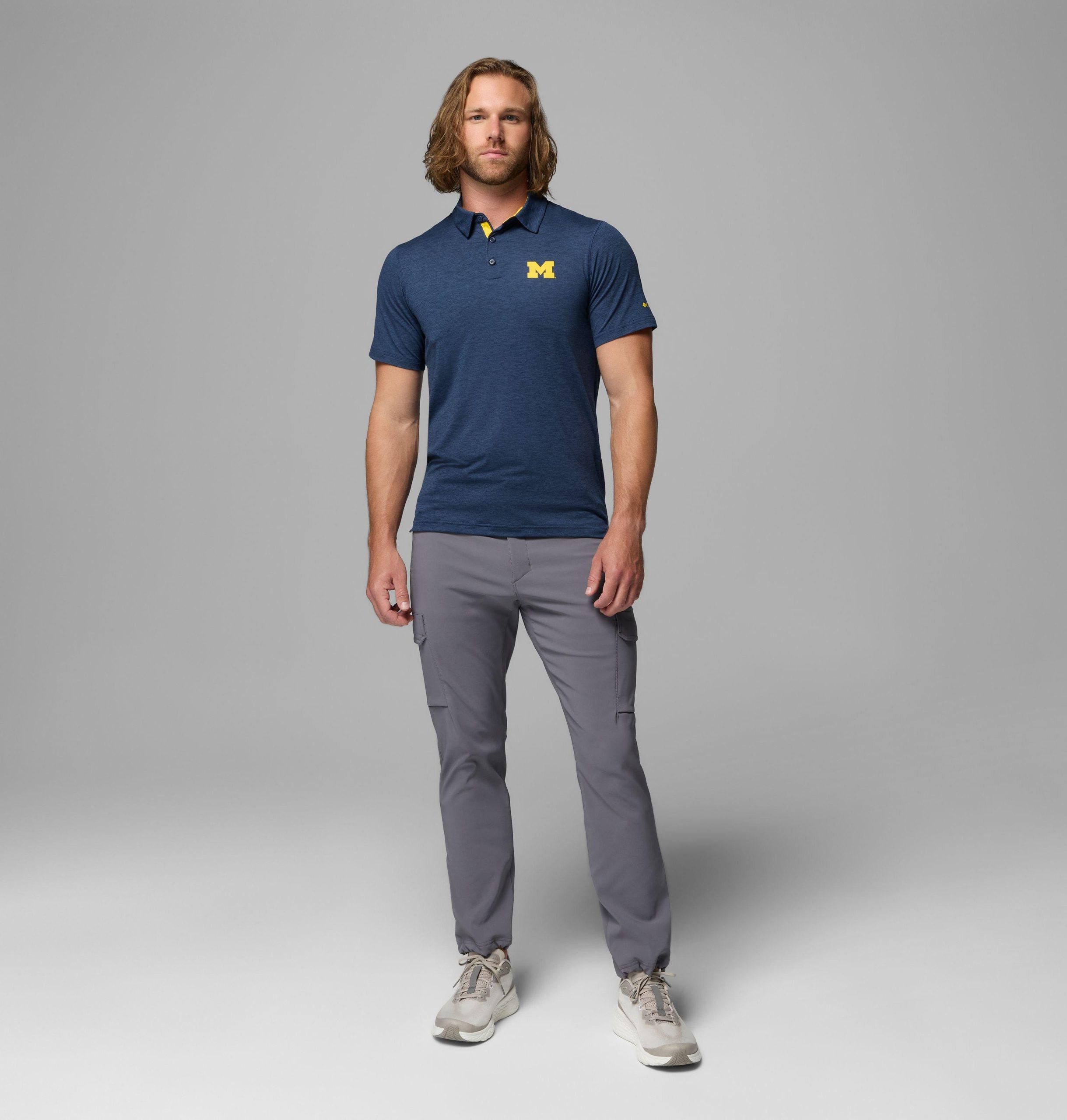 herren collegiate tech trail polo - michigan