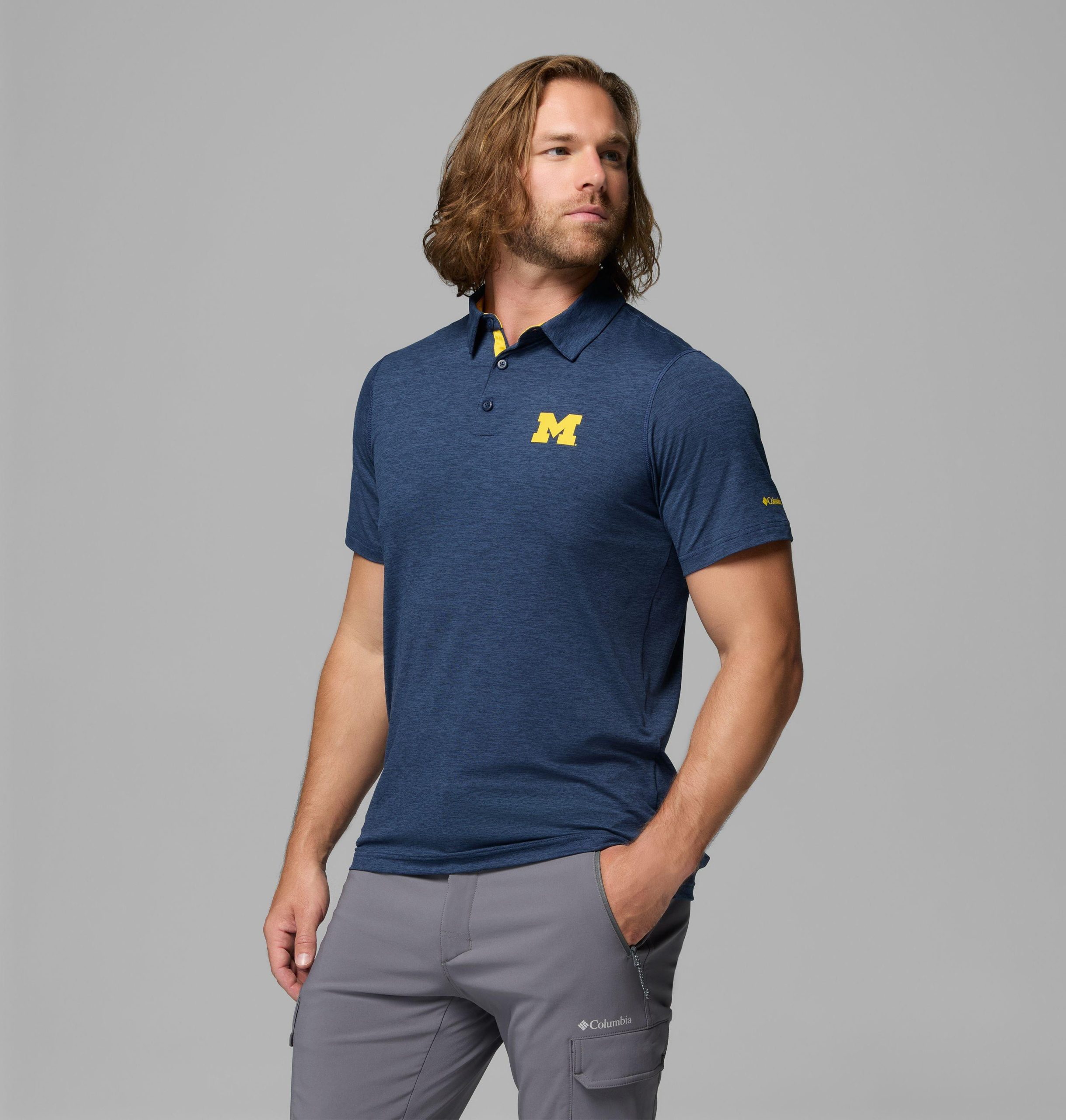 herren collegiate tech trail polo - michigan