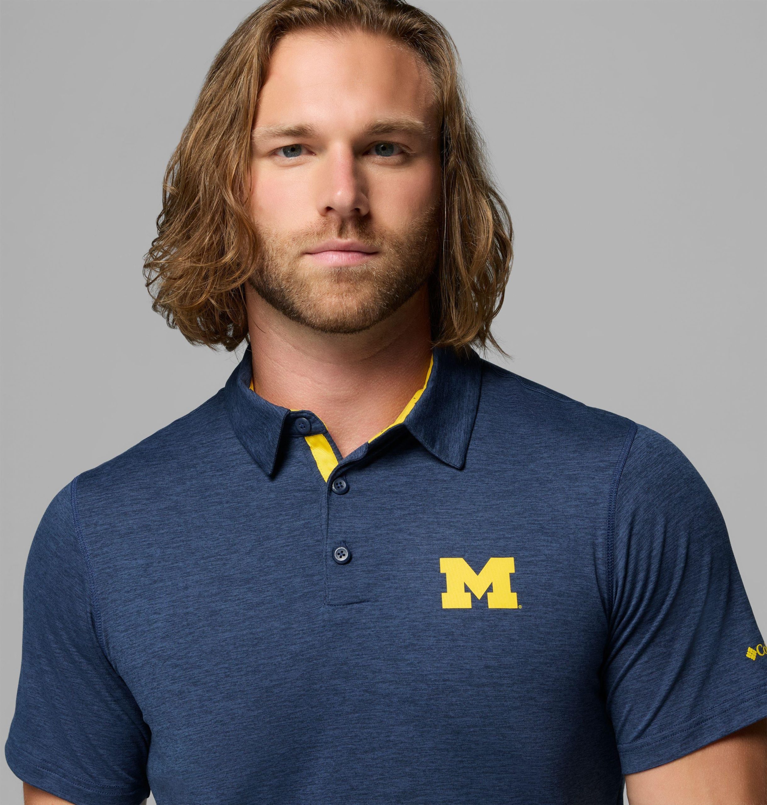 herren collegiate tech trail polo - michigan