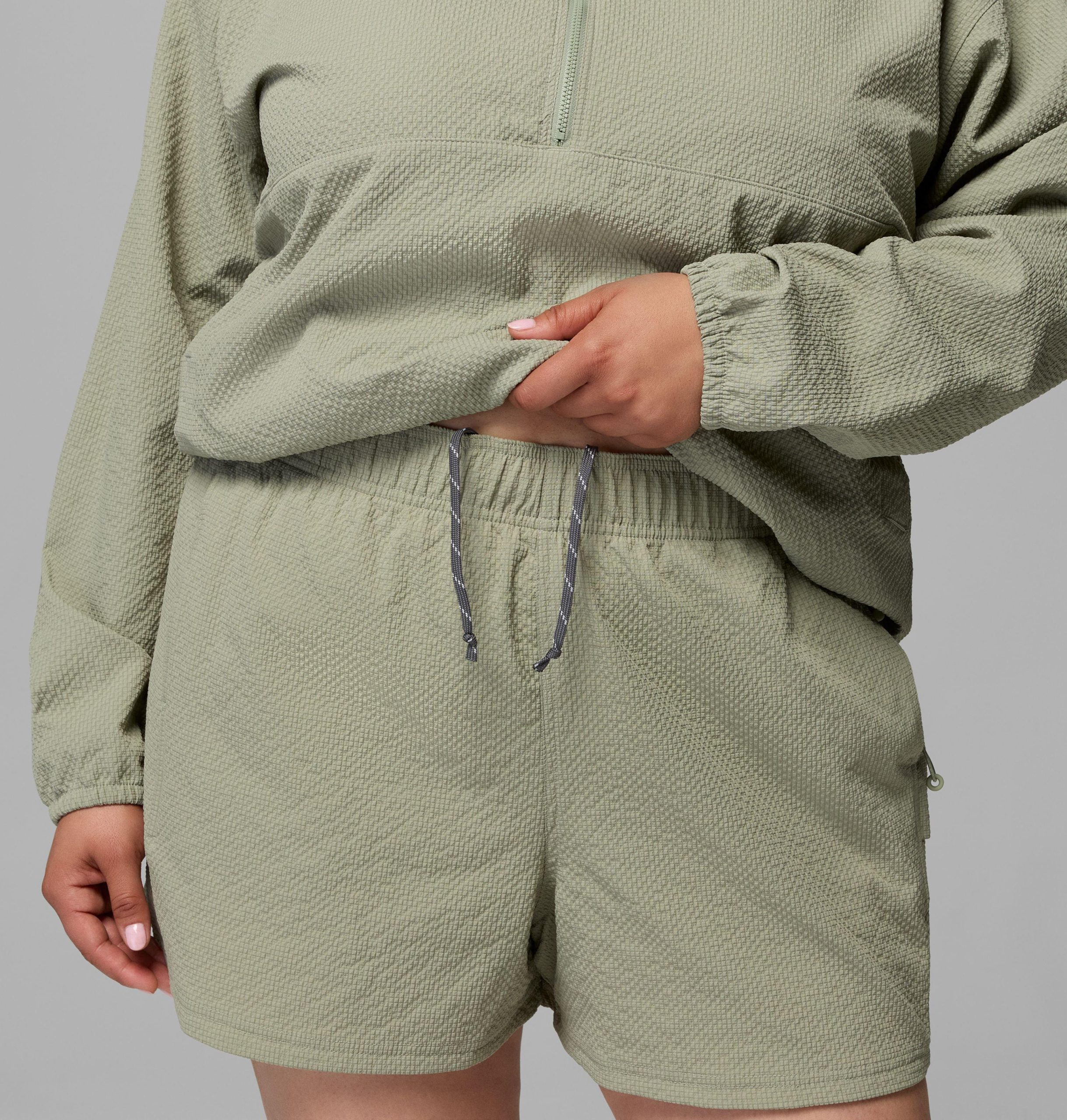 damen lieben sommershorts – auch in Übergrößen